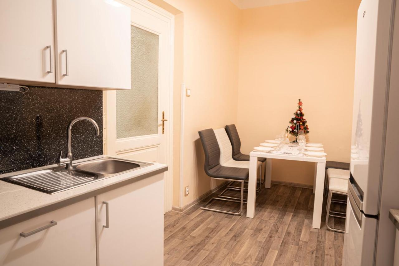 Helen Homestay Vaclavske Namesti Прага Экстерьер фото