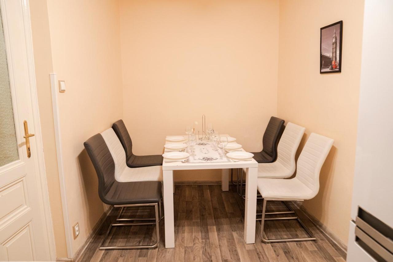 Helen Homestay Vaclavske Namesti Прага Экстерьер фото