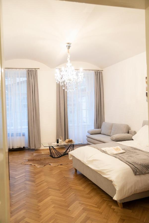 Helen Homestay Vaclavske Namesti Прага Экстерьер фото