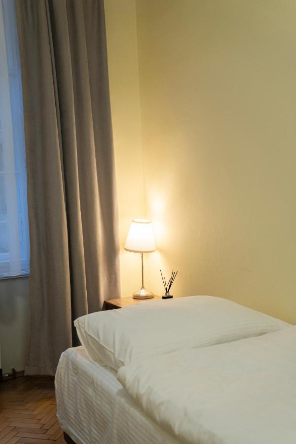 Helen Homestay Vaclavske Namesti Прага Экстерьер фото